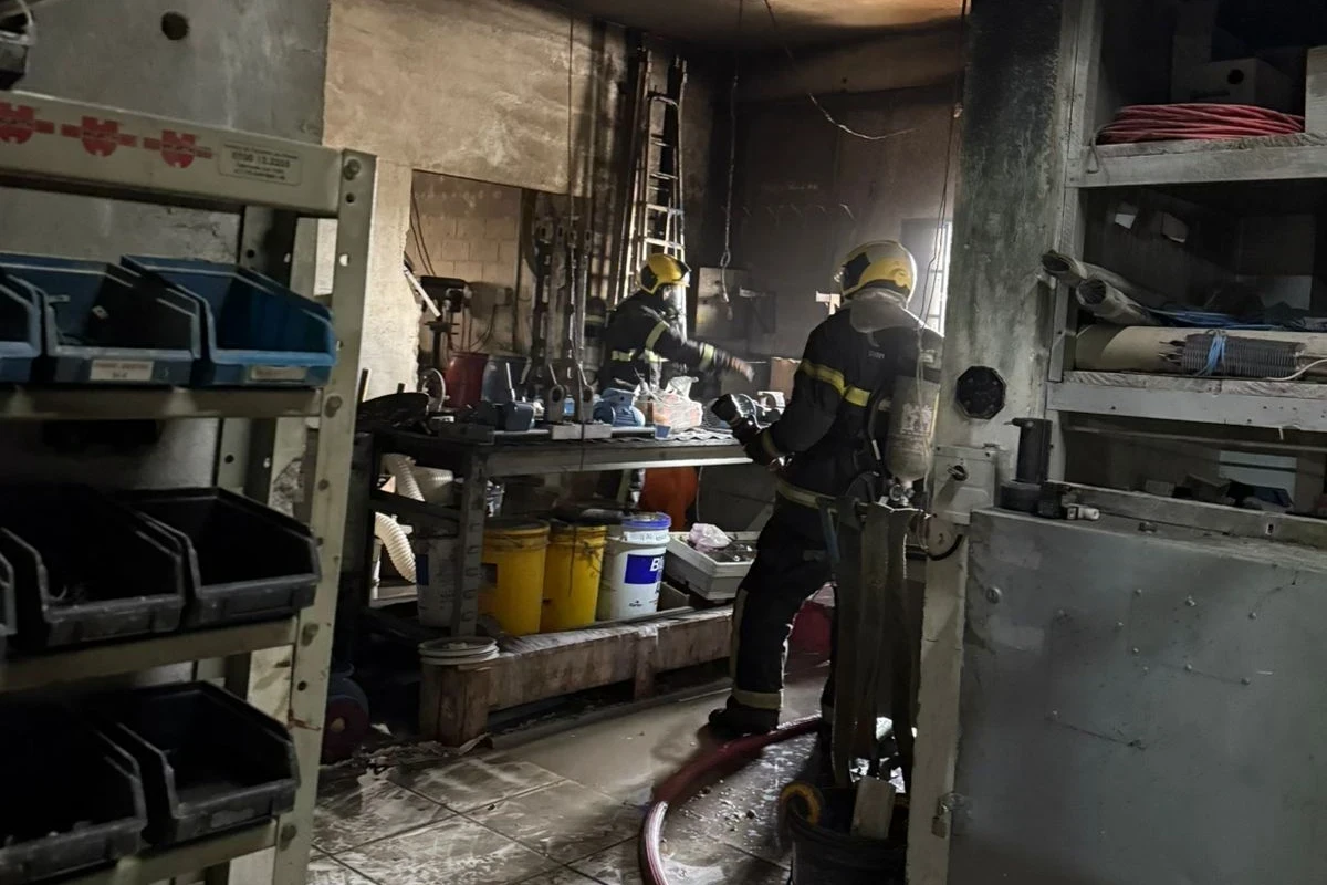 Fotos: incêndio em cerâmica mobiliza seis viaturas de bombeiros em Criciúma