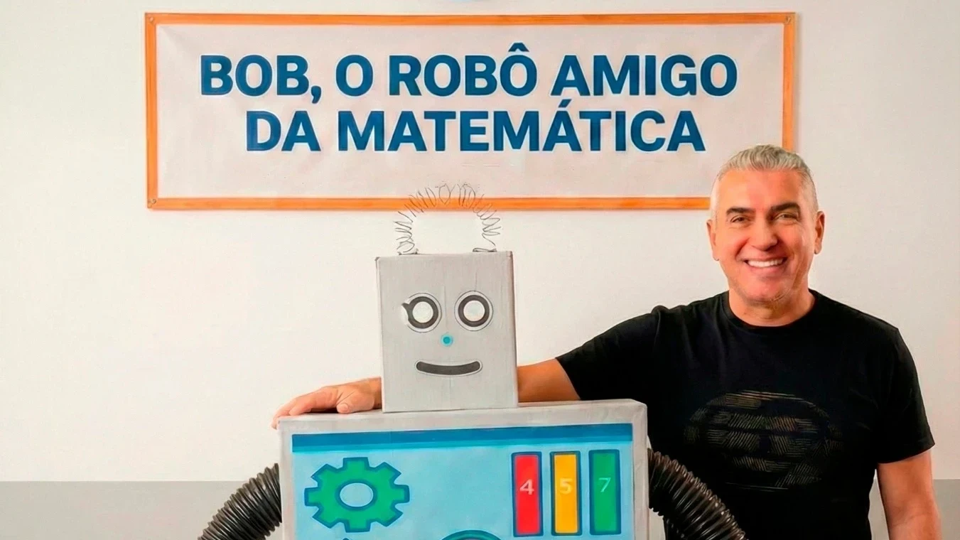 Conheça o Bob! Professor constrói robô e leva diversão para as salas de aula