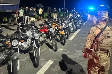 PRF intercepta motociclistas que faziam rachas na BR-101; veja vídeos