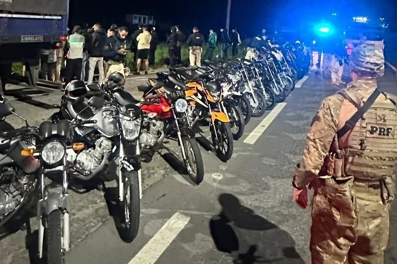 PRF intercepta motociclistas que faziam rachas na BR-101; veja vídeos