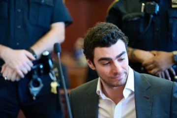 Com cortador de pizza e garfo de churrasco, homem se passa por agente do FBI e tenta libertar Luigi Mangione
