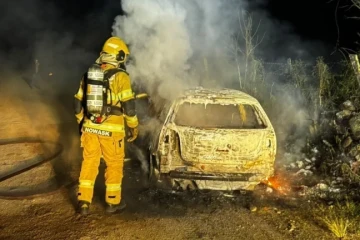 Motorista e filho saem ilesos após carro ser destruído por incêndio