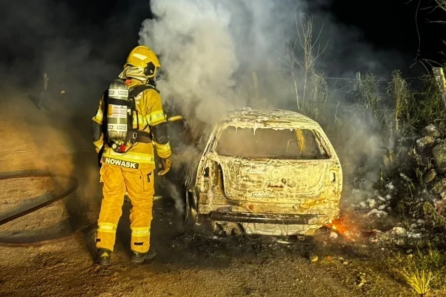 Motorista e filho saem ilesos após carro ser destruído por incêndio